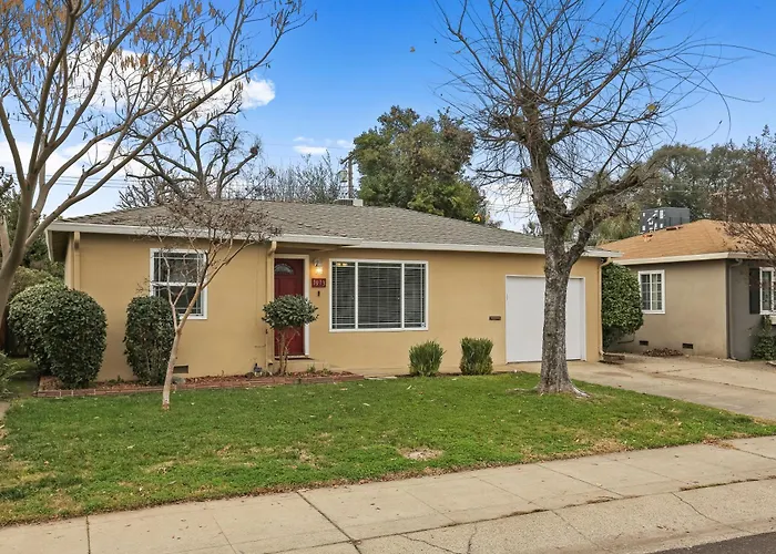 Robert St Cottage, Near Lodi Lake